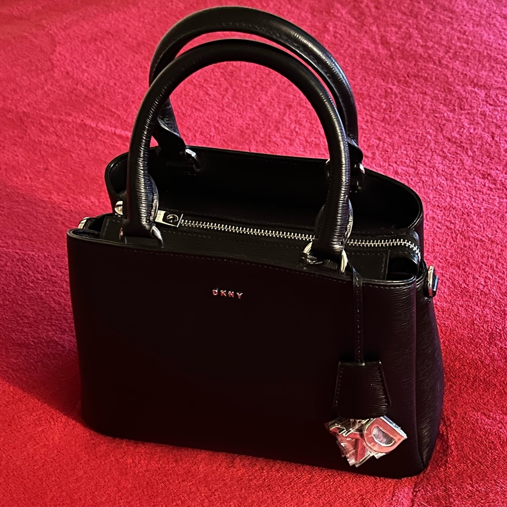 ⚫️DKNY Paige Satchel✨